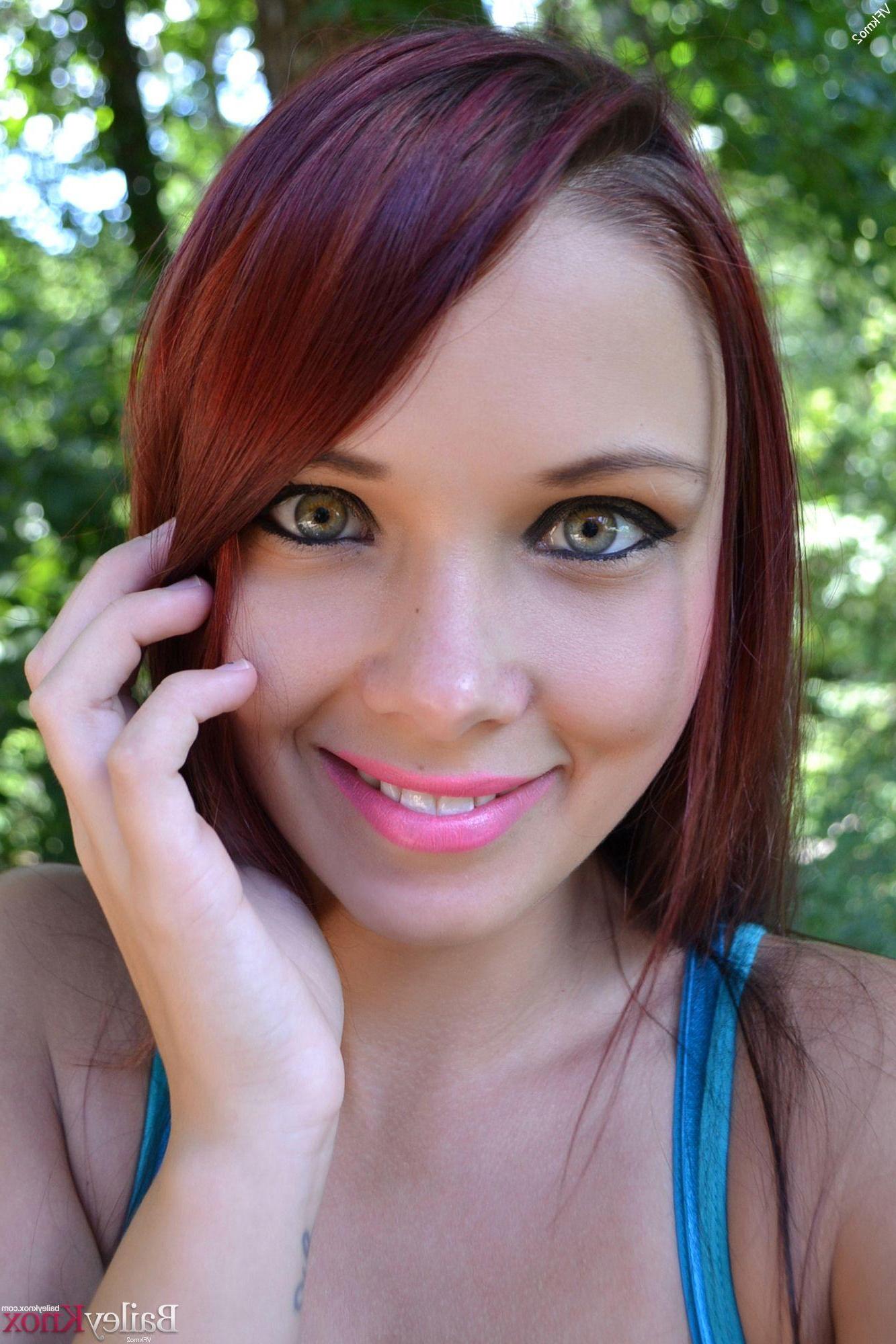12P Hot girl Bailey Knox takes some beautiful selfies