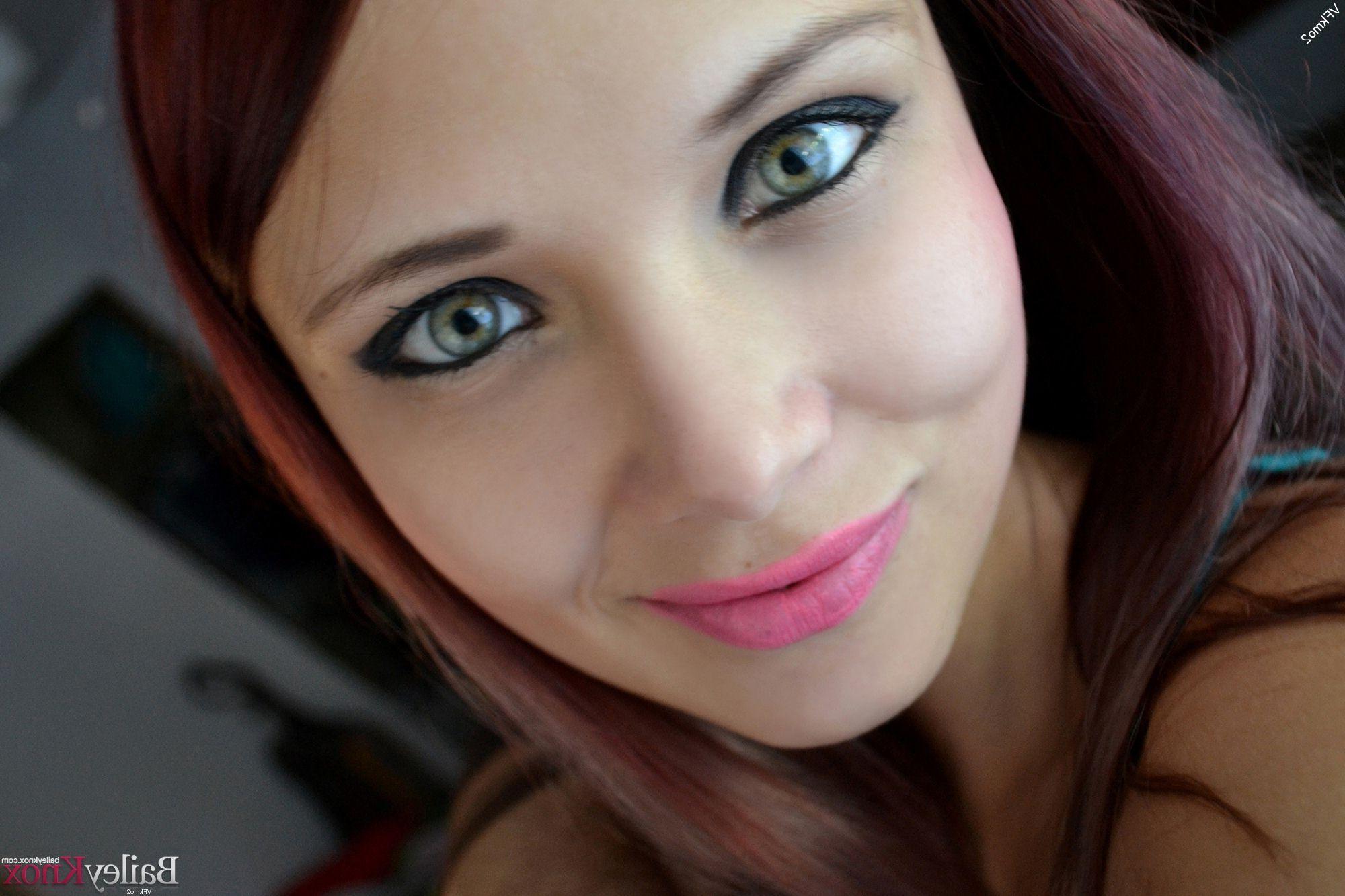 12P Hot girl Bailey Knox takes some beautiful selfies