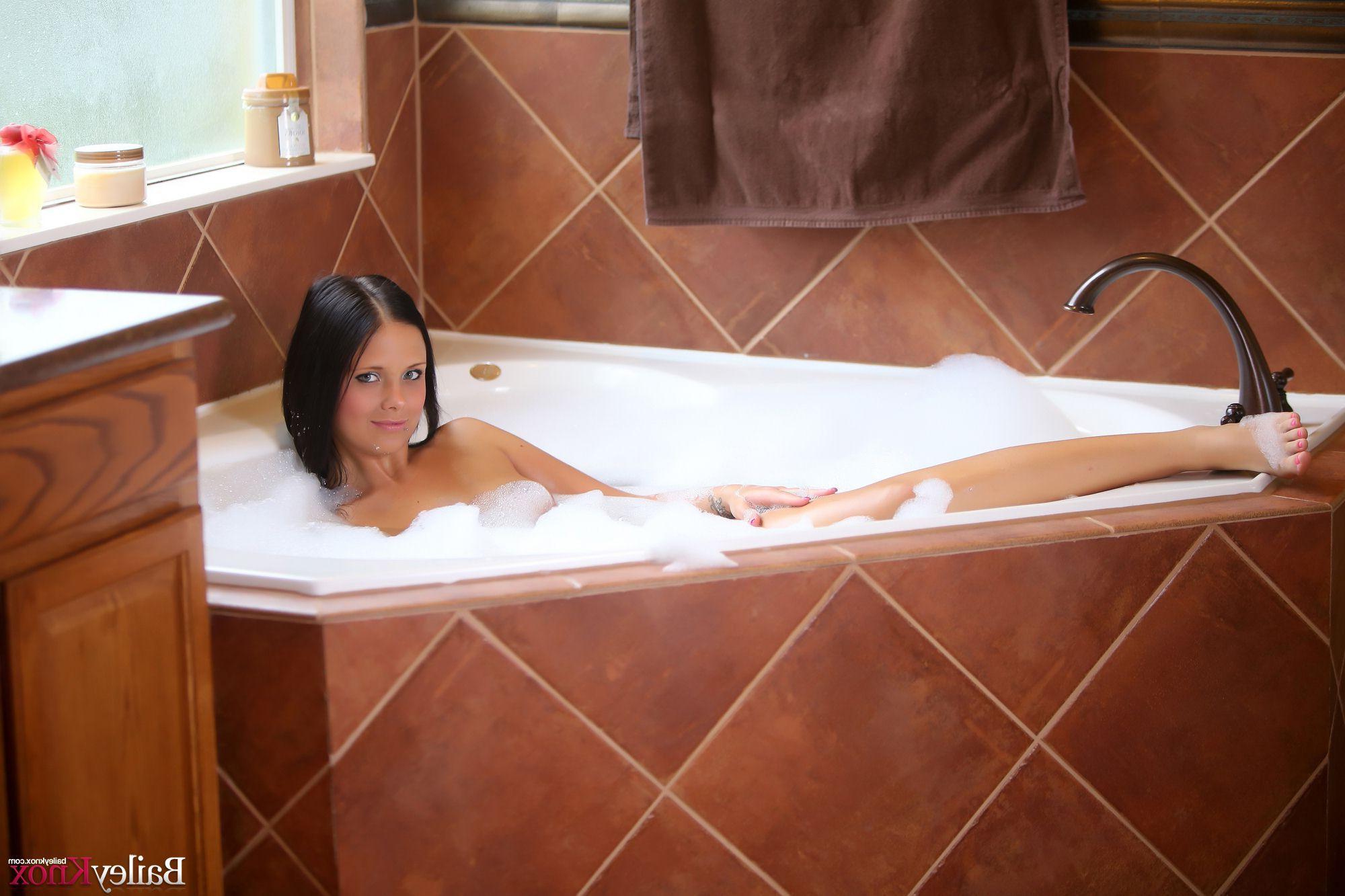 20P Bailey Knox invites you to take a steamy hot bath with her