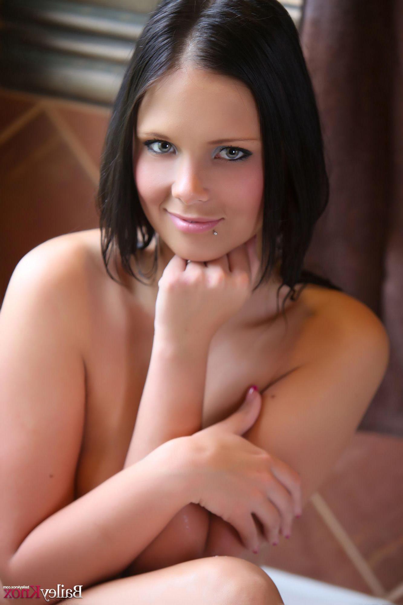 15P Bailey Knox soaks up her hot body in the bath and invites you to join her