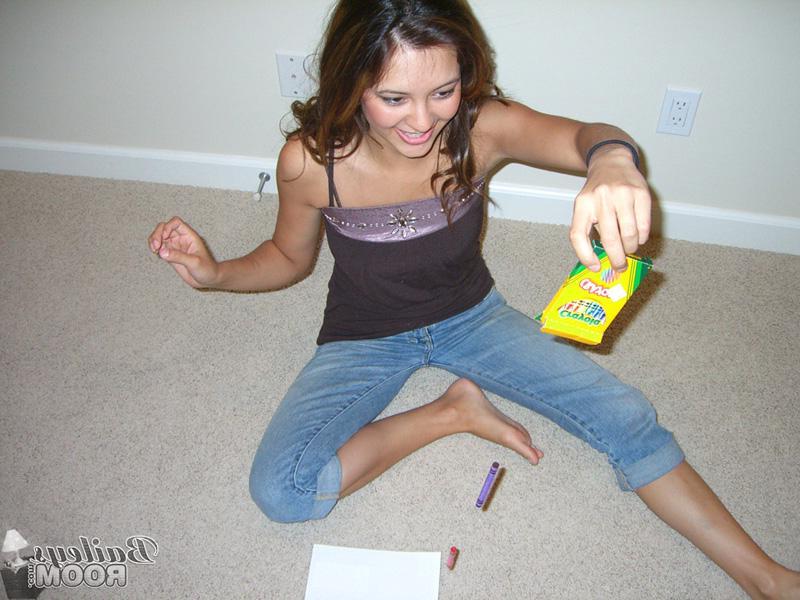 15P Pictures of teen Bailey's Room having some fun at home