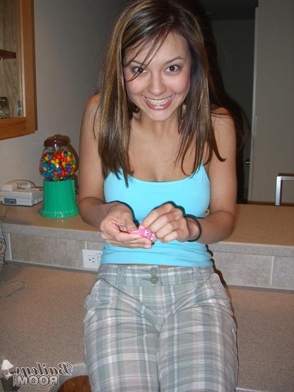 15P Pictures of teen girl Bailey's Room being cute at home