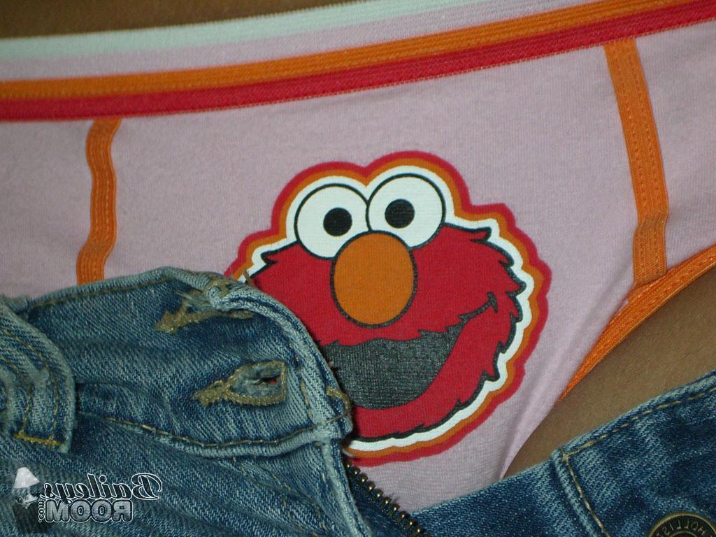 15P Pictures of teen Bailey's Room teasing in her panties