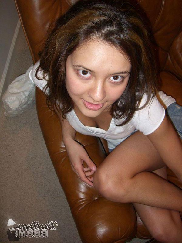 15P Pictures of teen girl Bailey showing you her tits