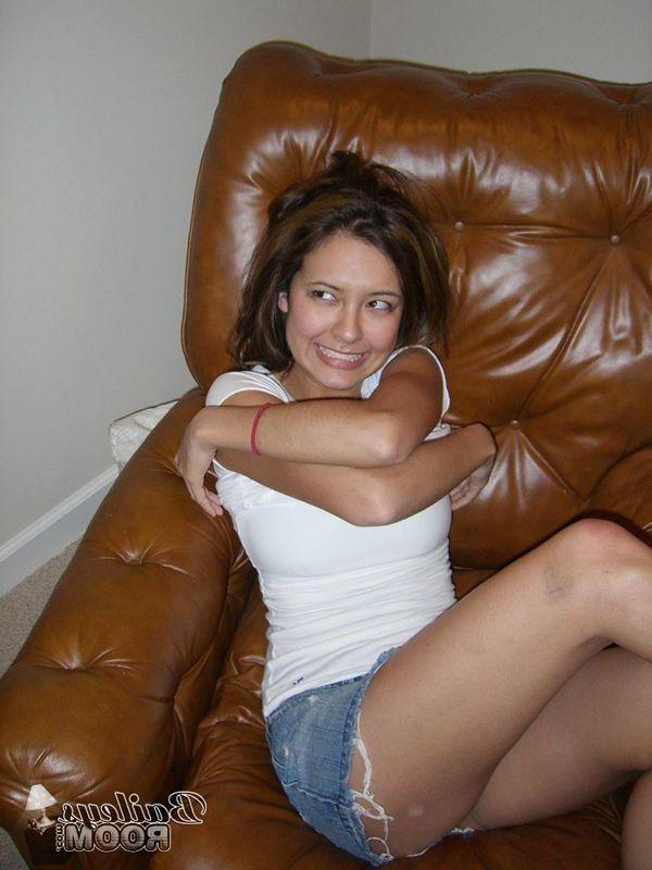 15P Pictures of teen girl Bailey showing you her tits