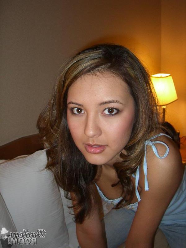 15P Pictures of teen Bailey's Room getting ready to fuck
