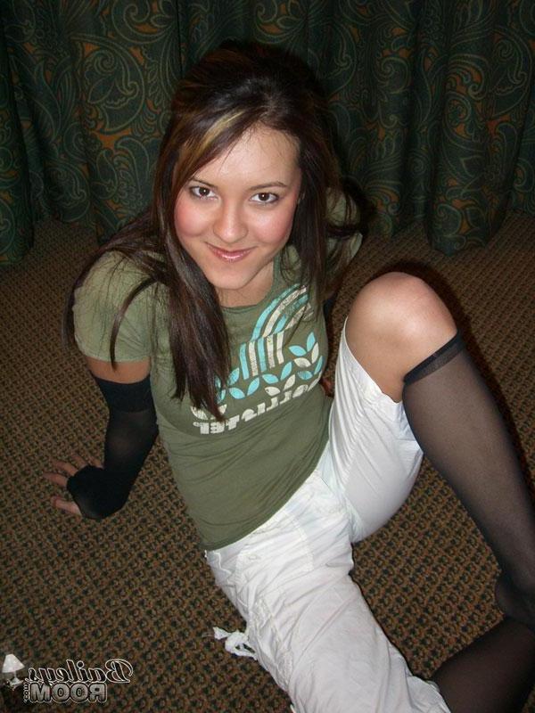 15P Pictures of teen Bailey's Room stripping to her panties