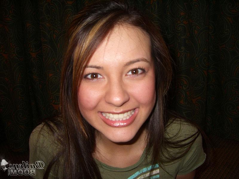 15P Pictures of teen Bailey's Room stripping to her panties