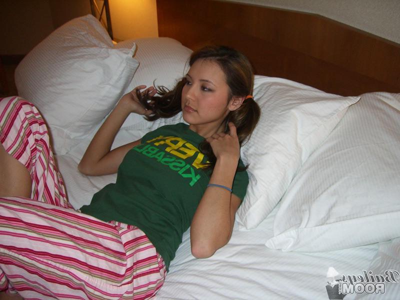 15P Pictures of teen star Bailey's Room teasing in her pajamas