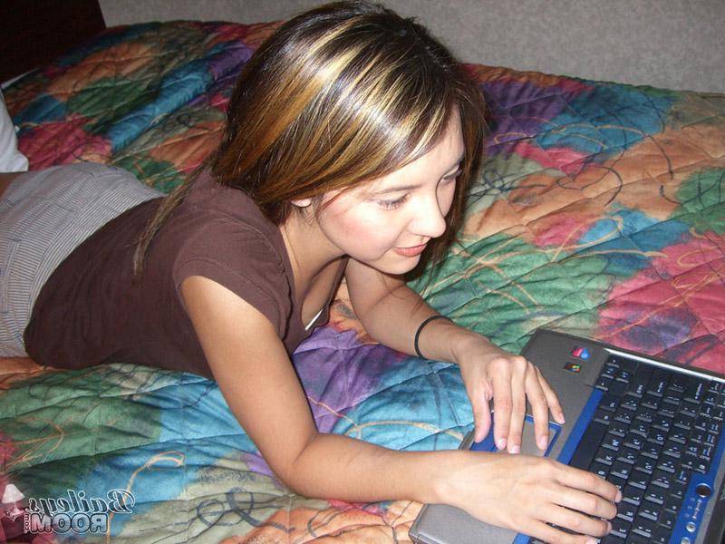 15P Pictures of teen babe Bailey's Room getting naked for you