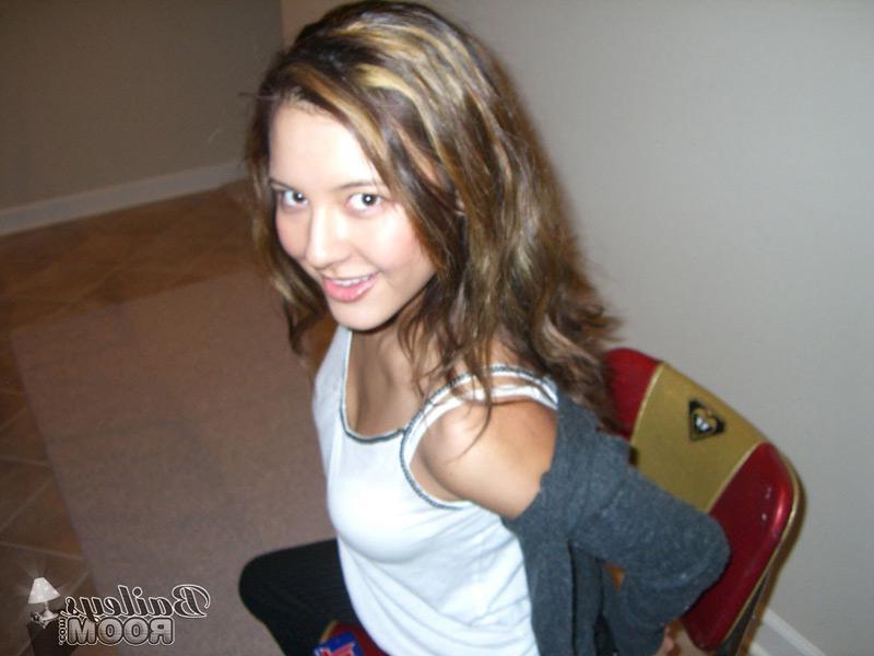 16P Pictures of Bailey taking off her clothes