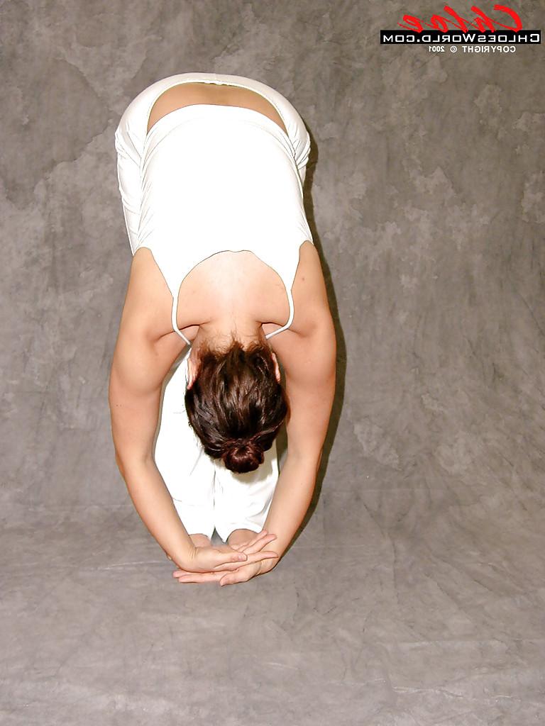 16P Das mollige Luder Chloe Vevrier praktiziert nackt Yoga, zeigt seine haarige Fotze und seine großen Titten