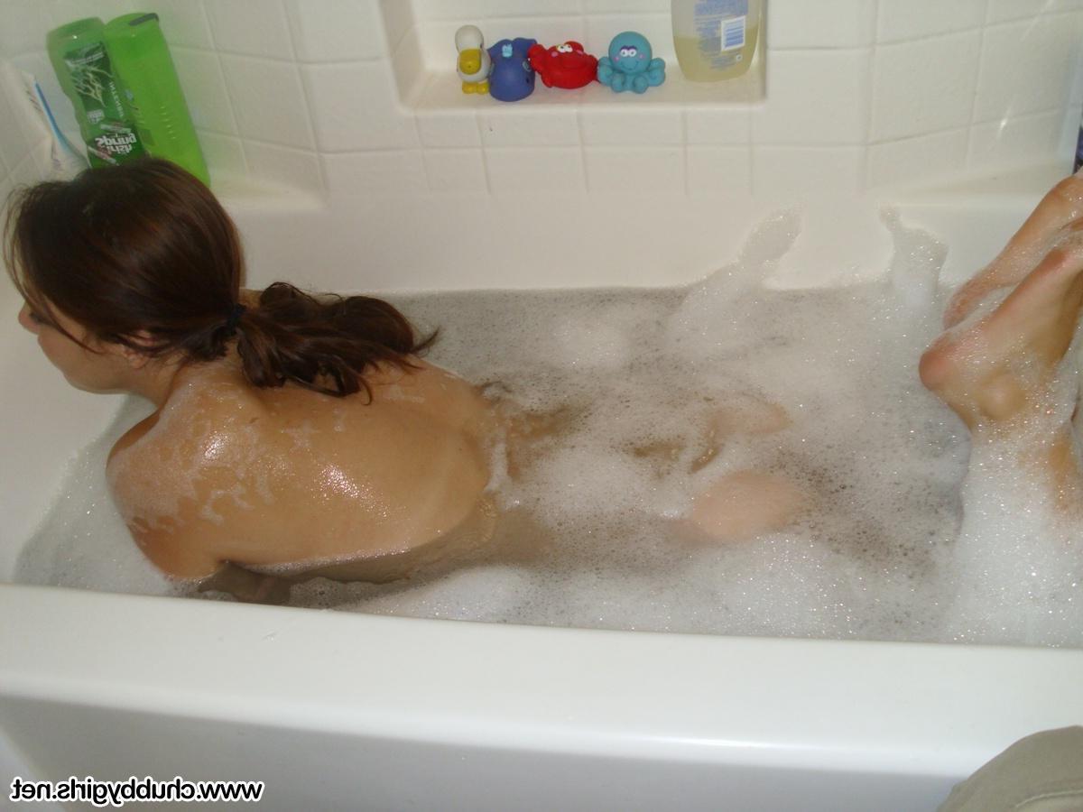 16P Beautiful busty girl Samantha invites you to join her for a hot bath