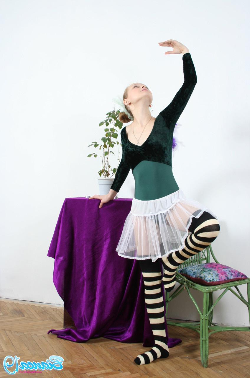15P Pictures of teen girl Bianca 19 working on her ballet