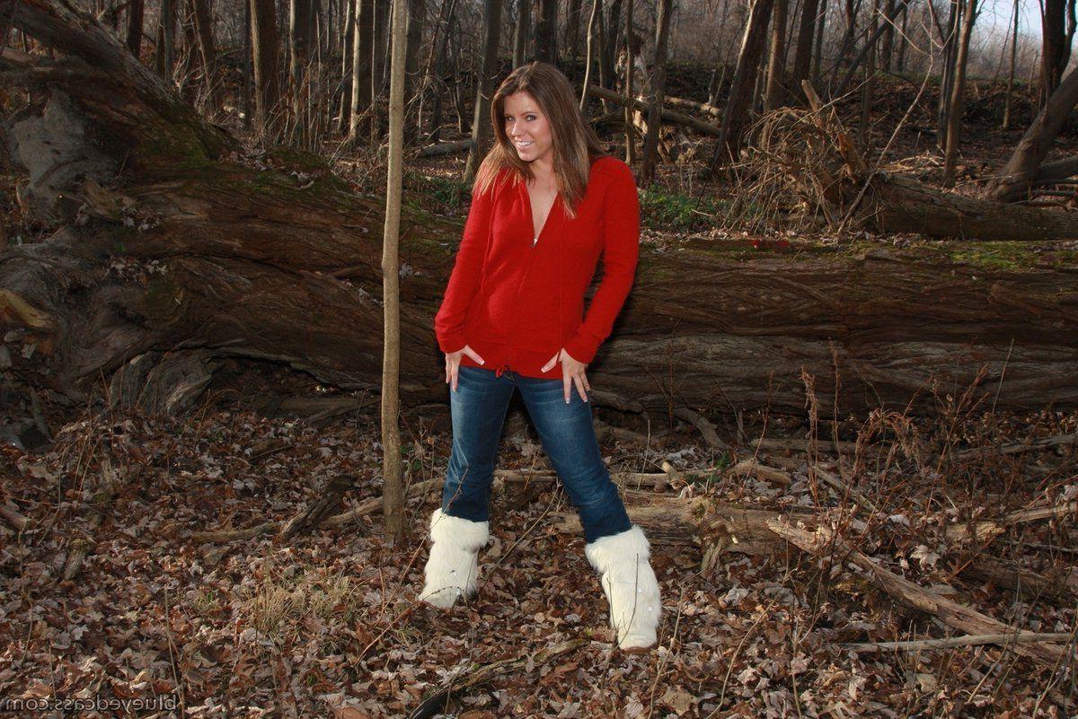15P Pictures of teen porn girl Blueyed Cass stripping in the woods