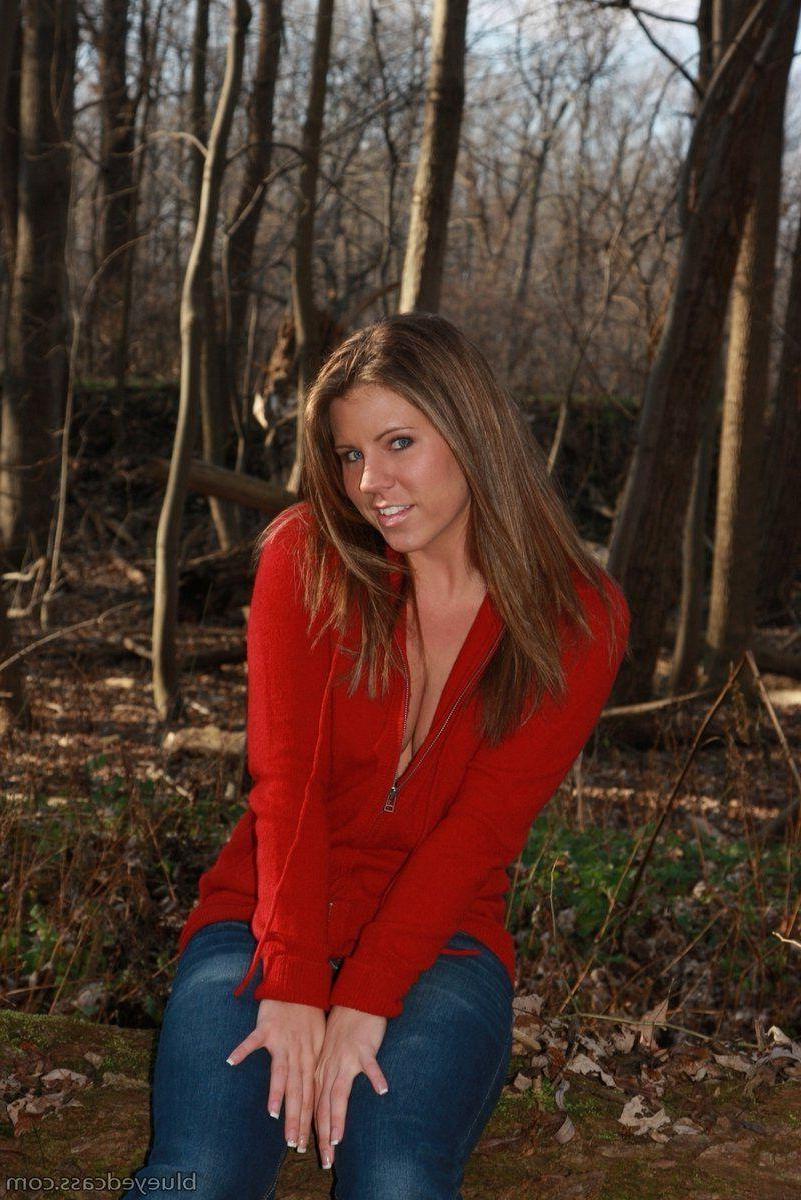 15P Pictures of teen porn girl Blueyed Cass stripping in the woods