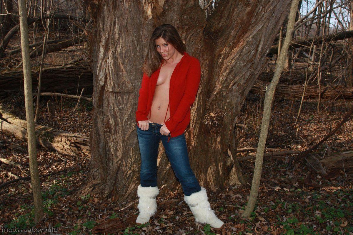 15P Pictures of teen porn girl Blueyed Cass stripping in the woods