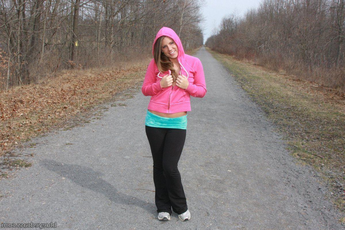 15P Pictures of teen girl Blueyed Cass flaunting her hotness on the road