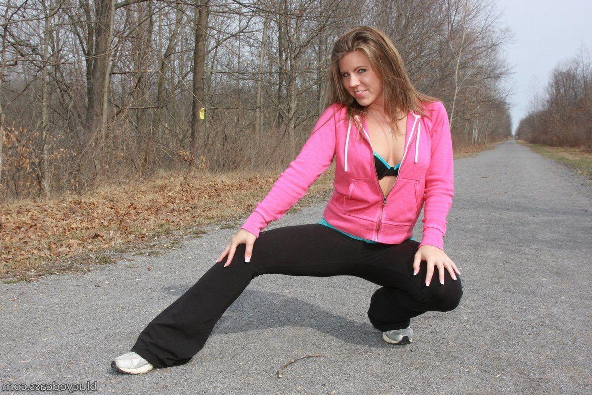 15P Pictures of teen girl Blueyed Cass flaunting her hotness on the road