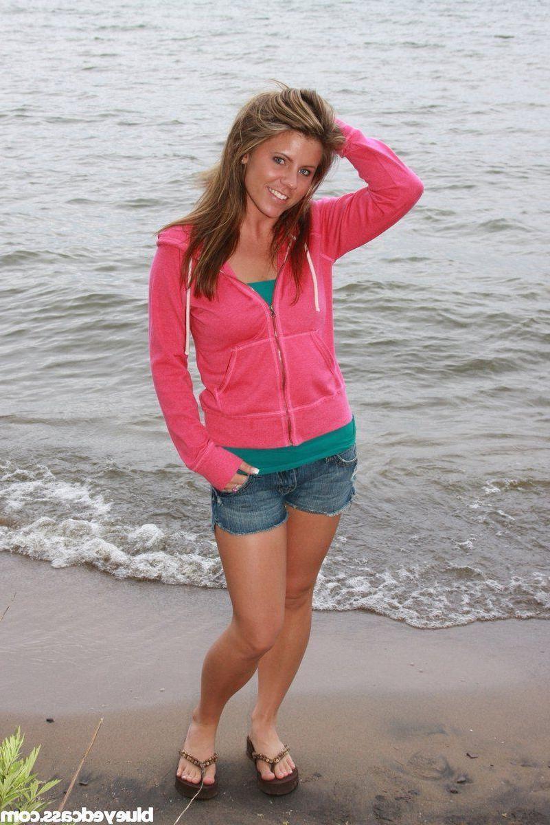 15P Pictures of Blueyed Cass getting wet on a beach