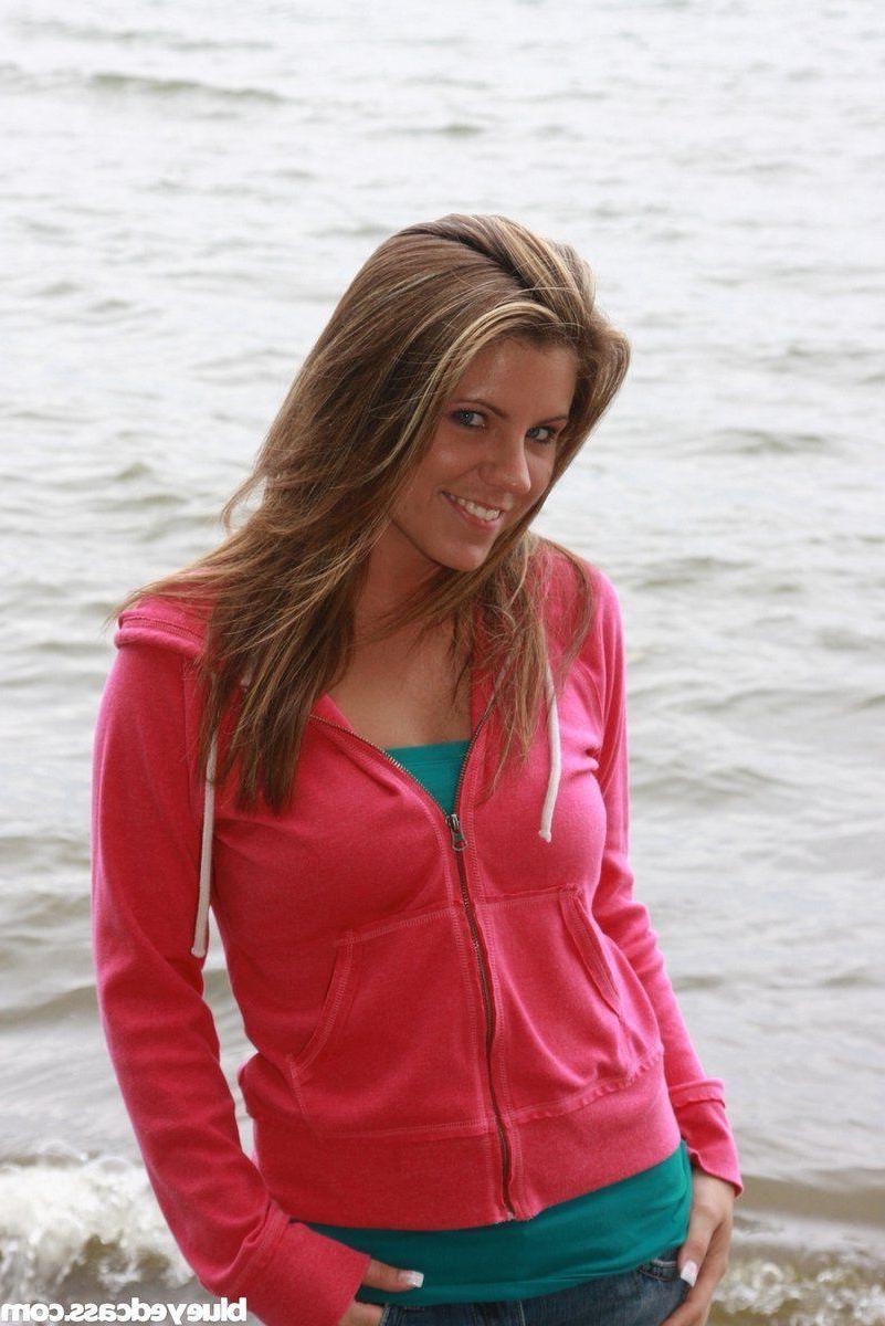 15P Pictures of Blueyed Cass getting wet on a beach