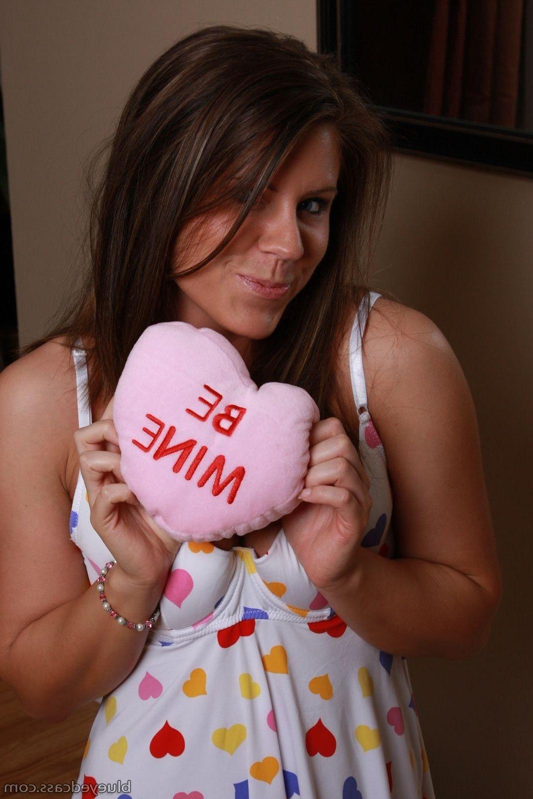 20P Pictures of teen girl Blueyed Cass wanting to make you hers