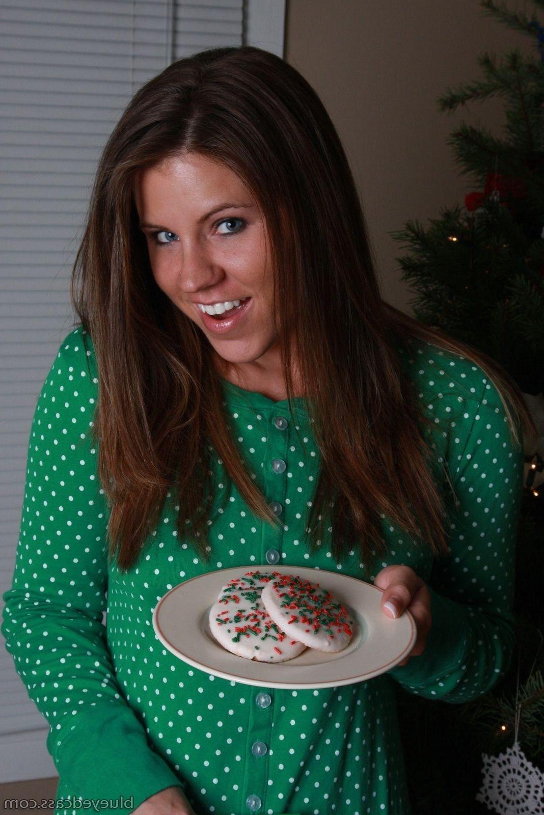 20P Pictures of Blueyed Cass stripping on Christmas Eve