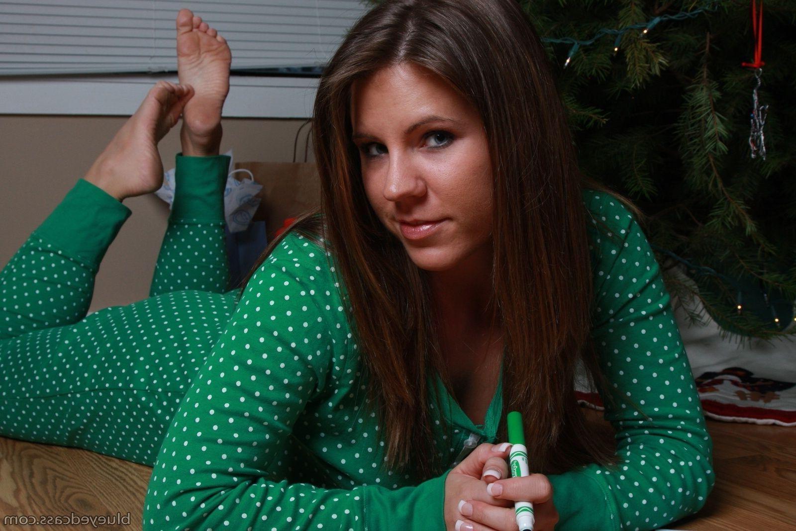 20P Pictures of Blueyed Cass stripping on Christmas Eve