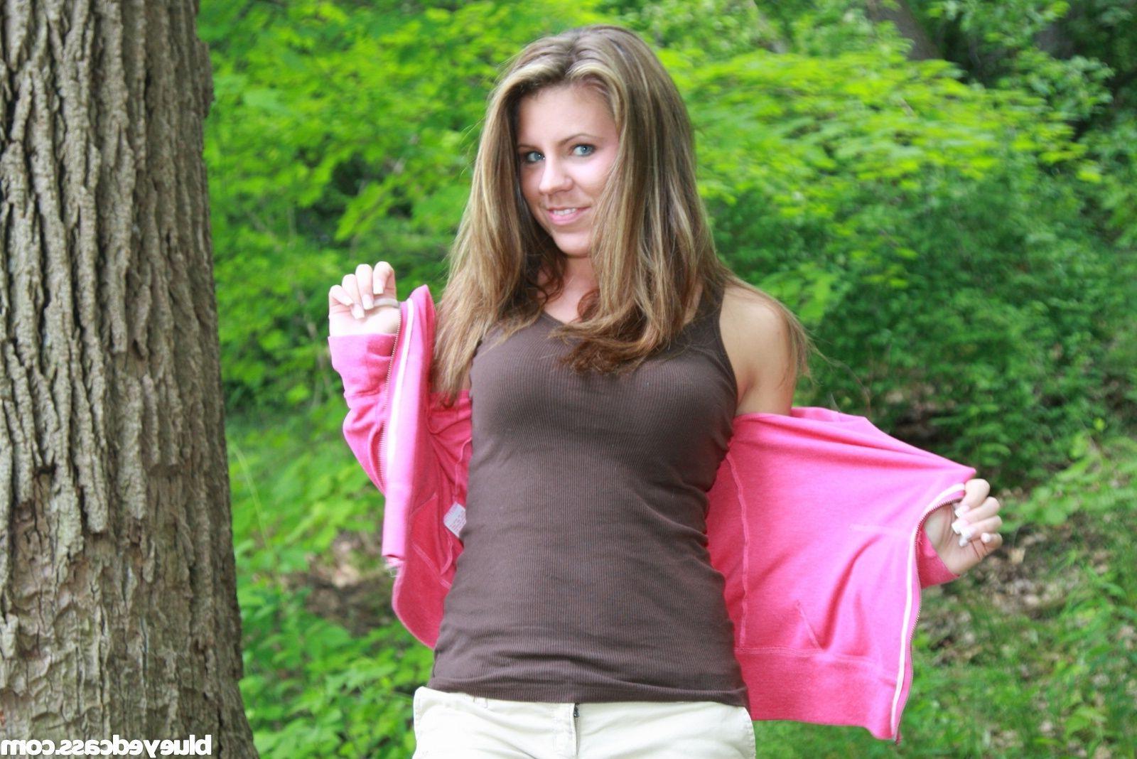 20P Pictures of teen Blueyed Cass stripping on her hike