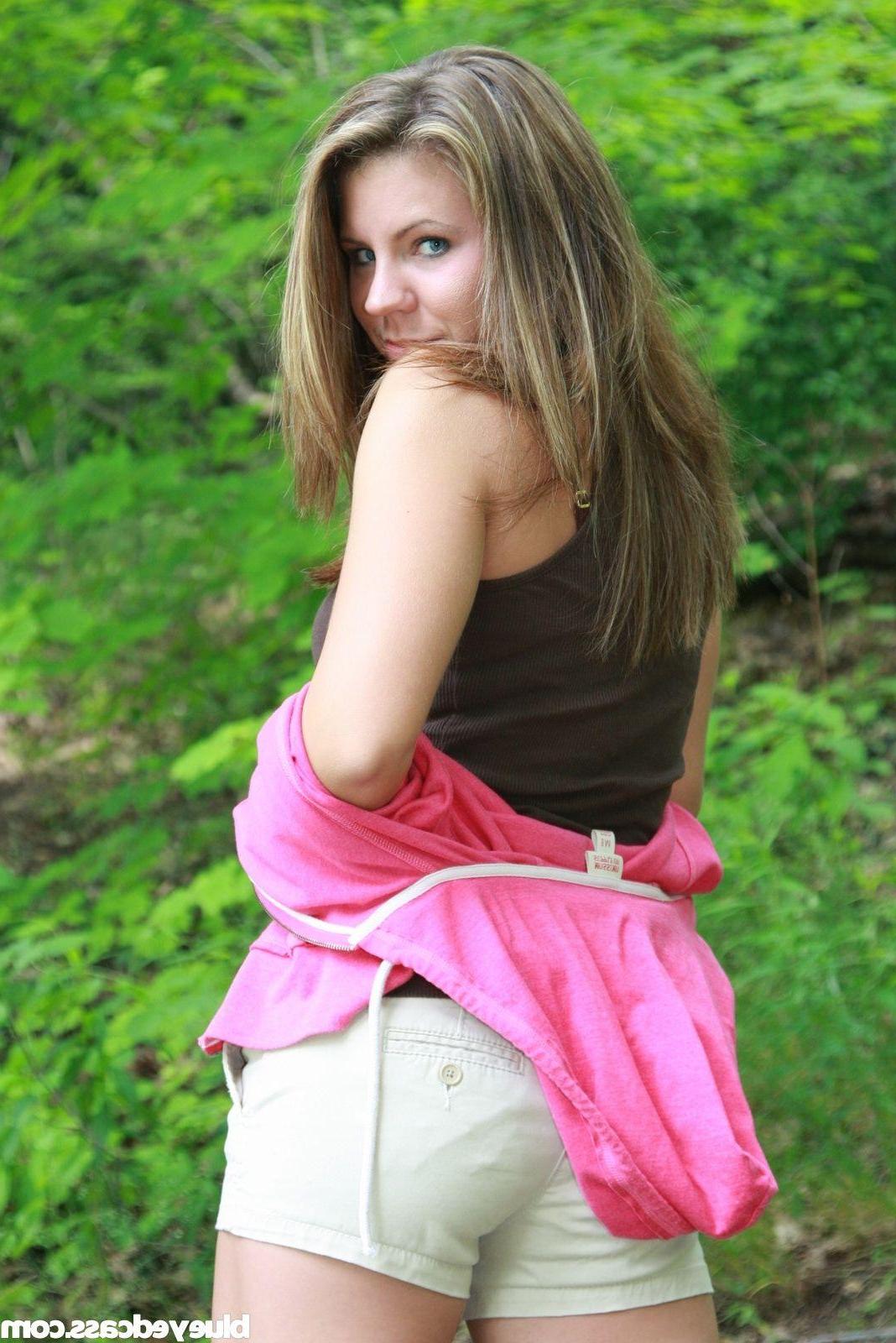 20P Pictures of teen Blueyed Cass stripping on her hike