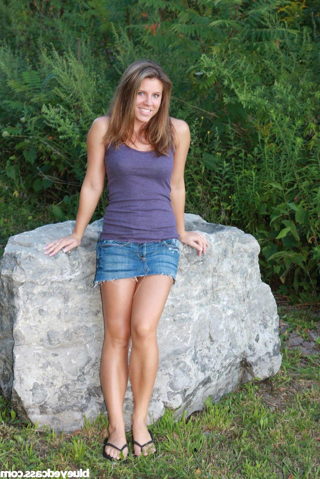 20P Pictures of Blueyed Cass stripping in the street