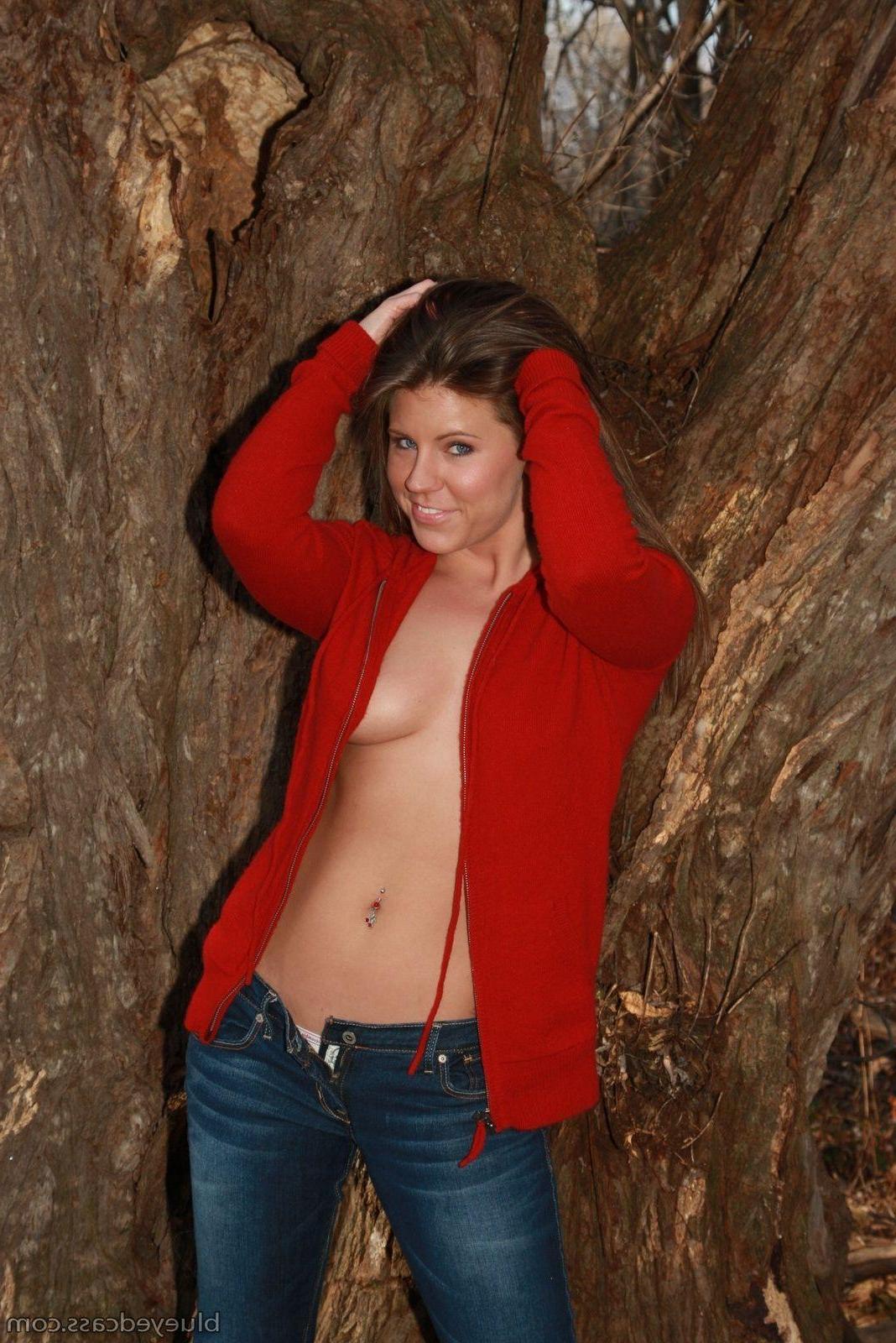 20P Pictures of teen Blueyed Cass freezing her buns off