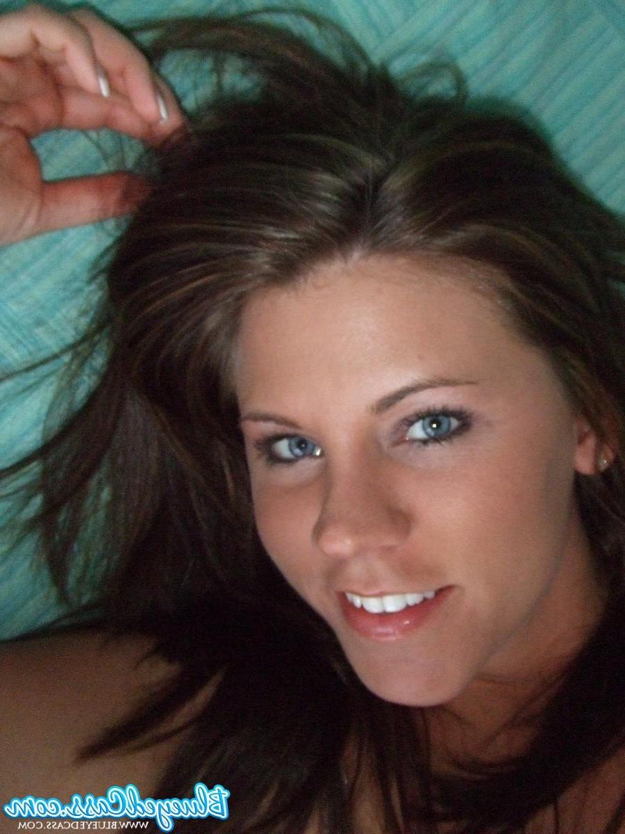 15P Pictures of teen Blueyed Cass taking hot pics of herself in bed