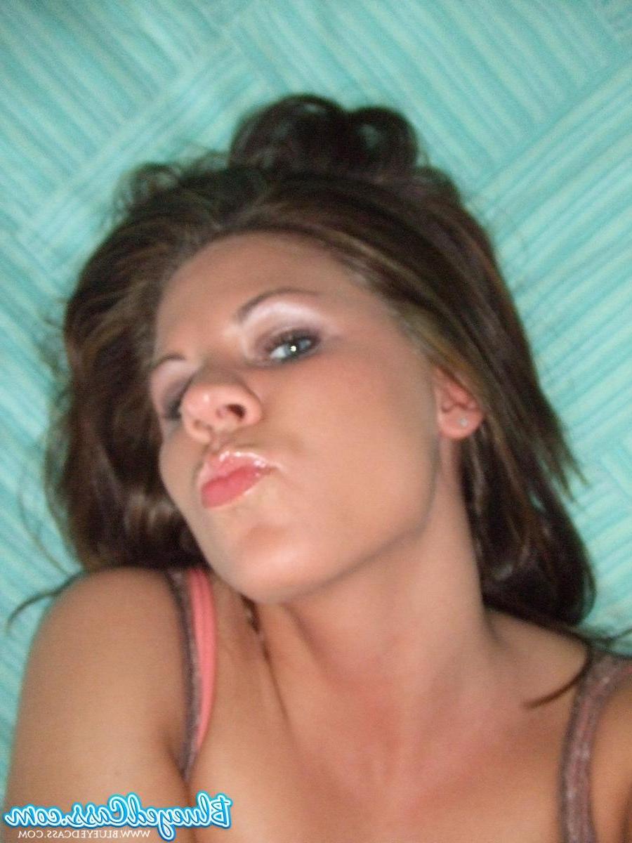 15P Pictures of teen Blueyed Cass taking hot pics of herself in bed