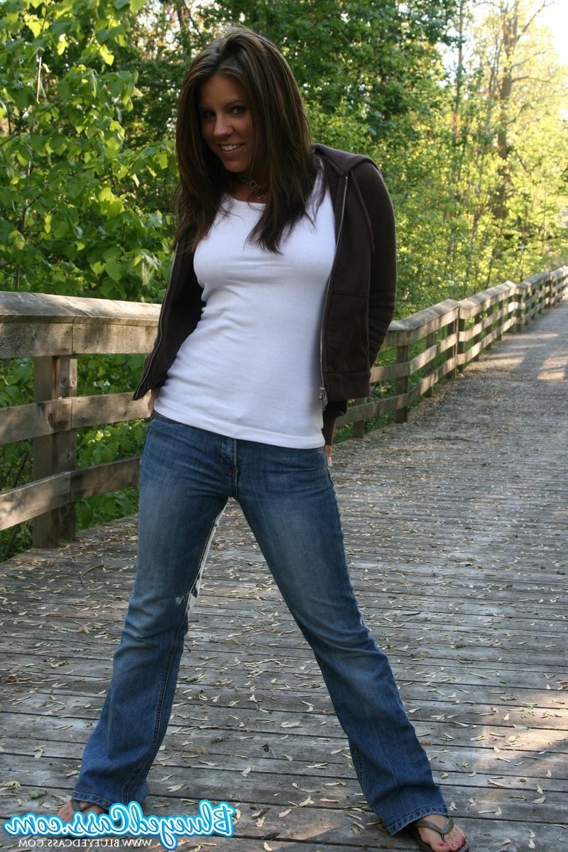 20P Pictures of Blueyed Cass teasing outside