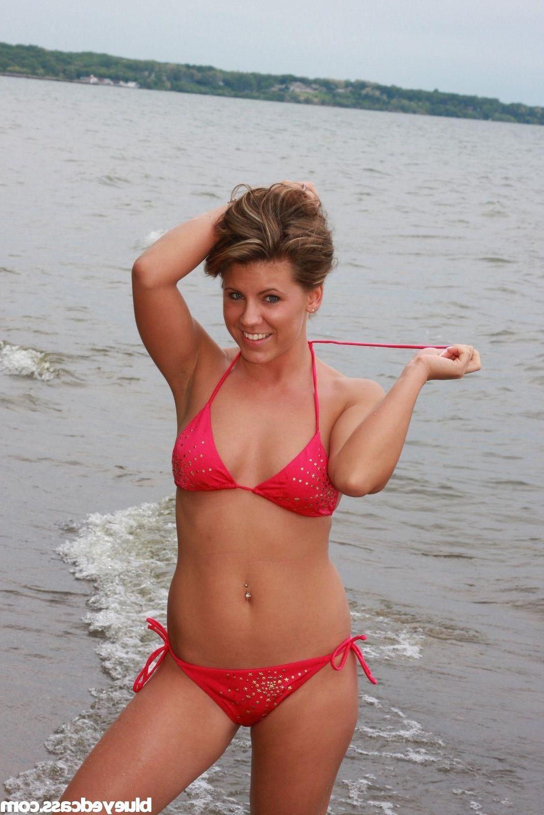 20P Pictures of teen chick Blueyed Cass stripping on a beach