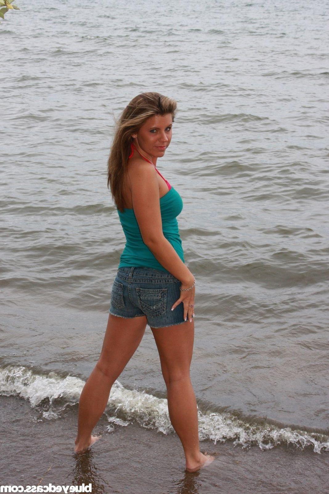 20P Pictures of teen chick Blueyed Cass stripping on a beach