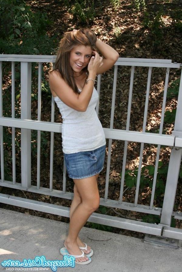 14P Pictures of teen slut Blueyed Cass teasing outside