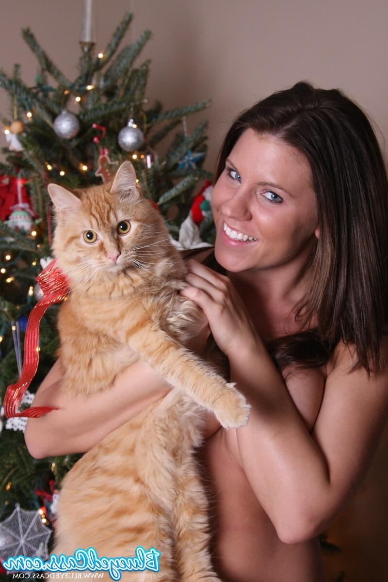 15P Pictures of Blueyed Cass opening her gifts on xmas morning