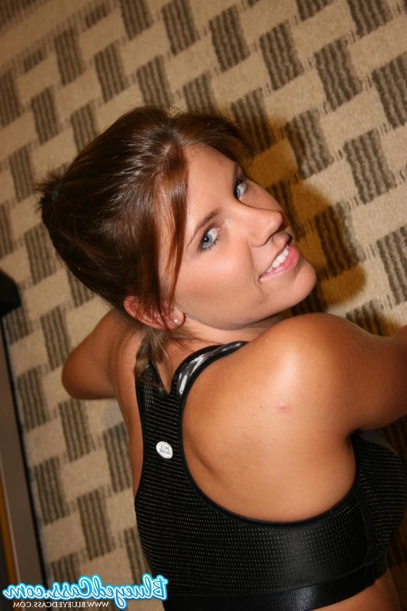 15P Photos de la jeune Blueyed Cass en train de vous taquiner pendant qu'elle s'entraîne