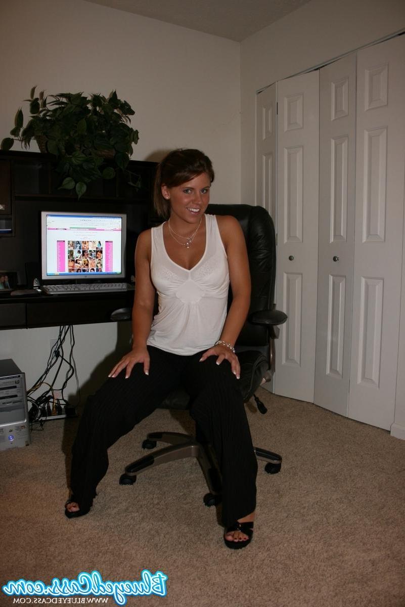15P Pictures of teen babe Blueyed Cass stripping down to her underwear