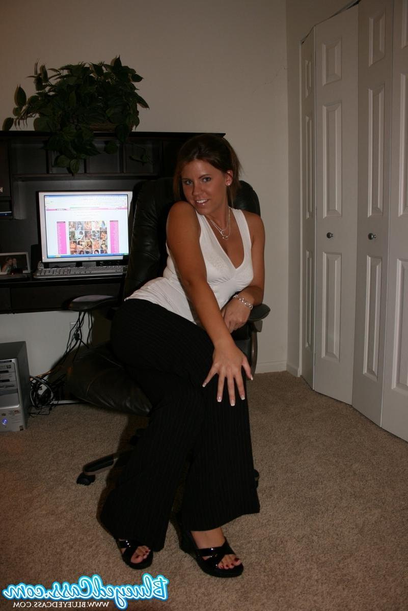 15P Pictures of teen babe Blueyed Cass stripping down to her underwear