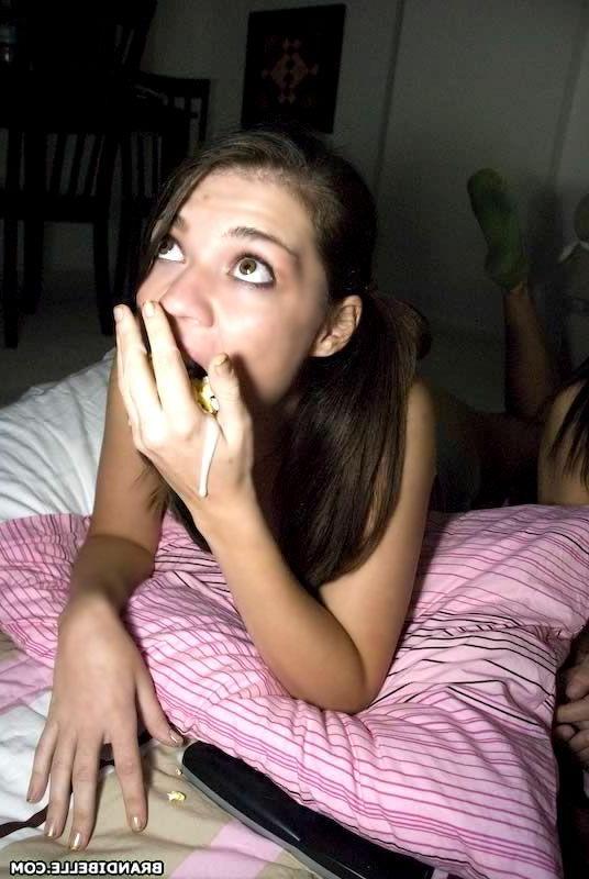 16P Photos de la jeune amatrice Brandi Belle en train d'en profiter avec ses amis.