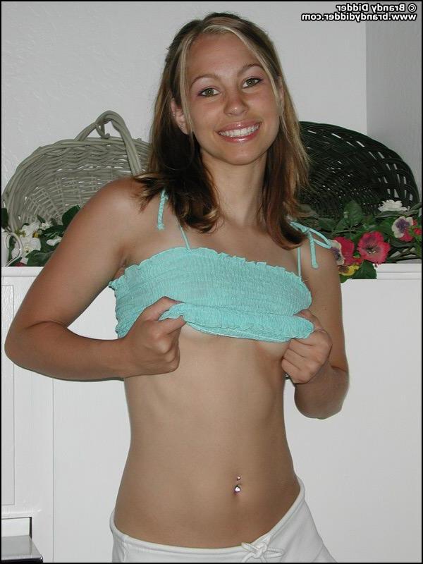 20P Photos de la jeune Brandy Didder montrant ses beaux seins
