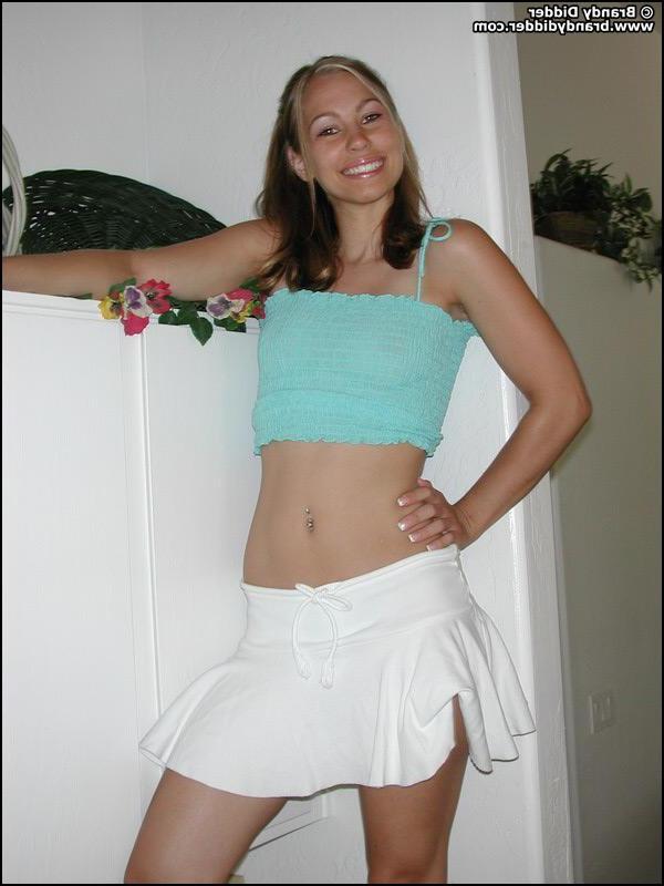 20P Photos de la jeune Brandy Didder montrant ses beaux seins