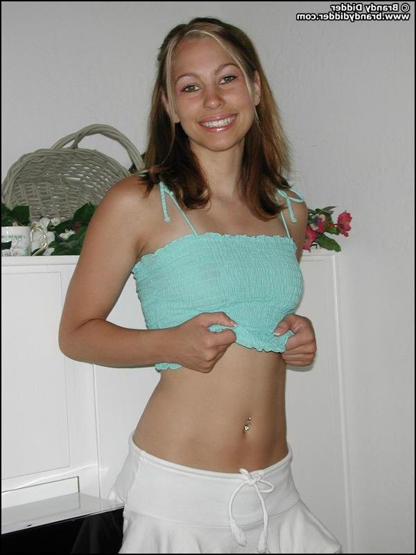20P Photos de la jeune Brandy Didder montrant ses beaux seins