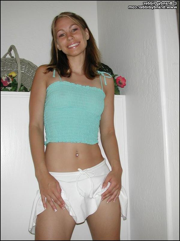 20P Photos de la jeune Brandy Didder montrant ses beaux seins
