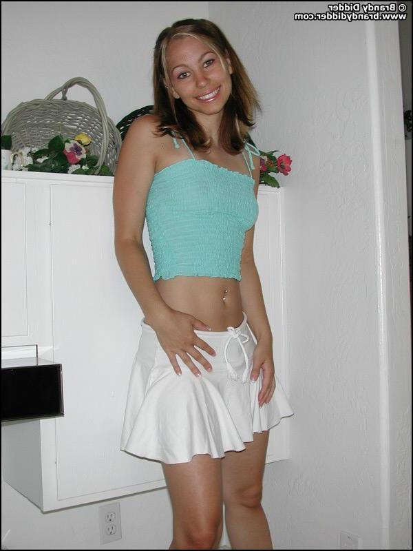 20P Photos de la jeune Brandy Didder montrant ses beaux seins
