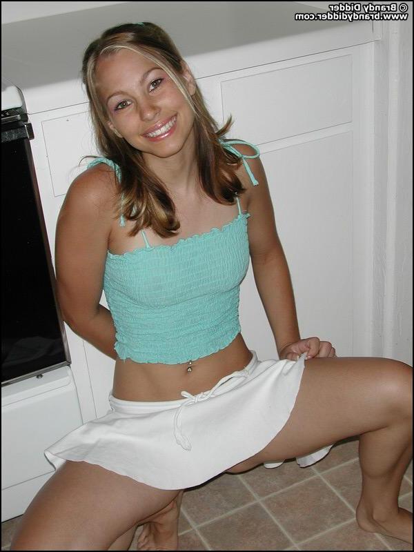 20P Photos de la jeune Brandy Didder montrant ses beaux seins