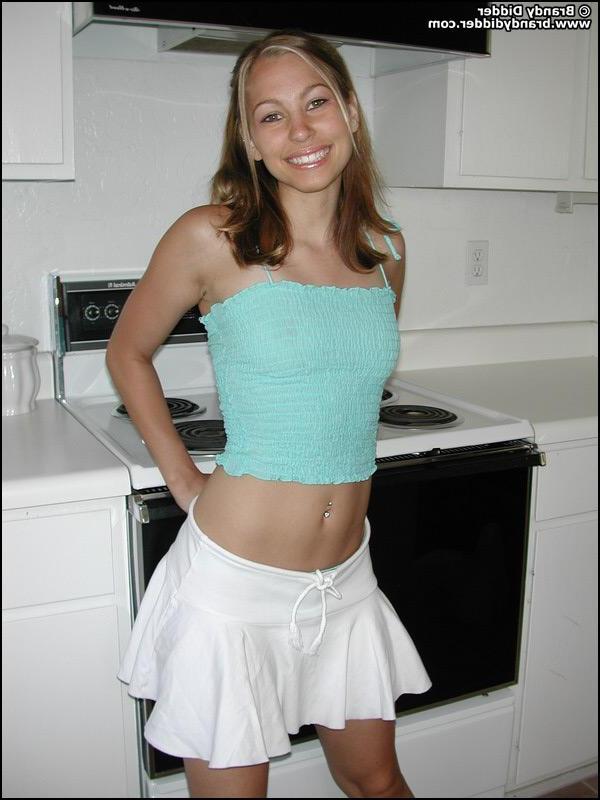 20P Photos de la jeune Brandy Didder montrant ses beaux seins